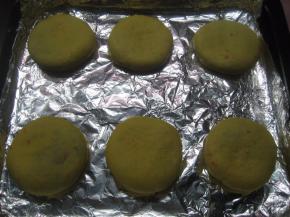 包好的面团压扁，收口朝下放入烤盘中。