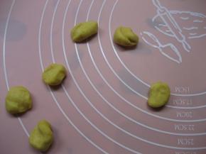 将余下的大面团擀薄，用一圆口模具压出小圆形（我用了一饮料瓶瓶盖。面团尽量不要太厚，否则就像我一样烤出一大鼻子面包超人）。