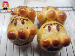 面包放凉后，用巧克力笔画上眉毛和嘴巴就OK啦。我做鼻子太大啦，嘴巴都看不出呢。