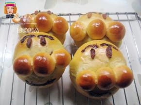 面包放凉后，用巧克力笔画上眉毛和嘴巴就OK啦。我做鼻子太大啦，嘴巴都看不出呢。