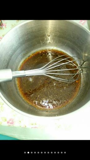 将主材料中50克温水与4克咖啡粉融合一起，然后加入玉米油搅拌至均匀。