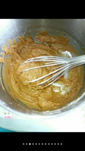 加入过筛后的面粉，要用翻拌的方法。