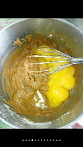 我比较喜欢用后蛋的方法，觉得做出来的戚风比较细腻。