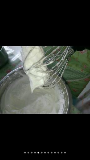 此时需要开烤箱预热，做好的蛋黄糊放一旁静置，接着做蛋白霜，方法是一样的，打发到直立的尖勾状态就可以了