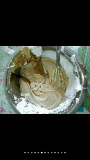 混合蛋白霜和蛋黄糊。