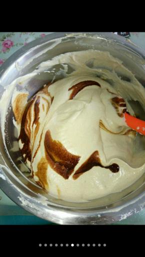 把咖啡液倒入面糊中适当搅拌几下就可以