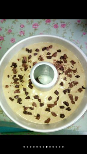 放入模具中后加入适量的果干 巧克力，推荐用耐高温巧克力。