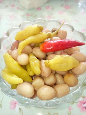 先将花生用水泡一个小时左右，然后用水煮20分钟，熟了就可以，时间可以自己安排，喜欢硬的的就煮的时间短一点。然后晾凉。