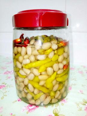 然后把花生放入罐子里面，倒入泡椒调料，记得一定要淹过花生哟，这样可以让花生更好的入味。放入冰箱一夜，第二天就可以吃了。