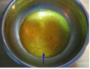 鸡蛋+糖粉+橄榄油用手动打蛋器搅拌均匀；