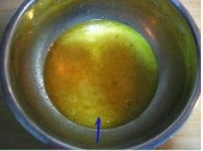 鸡蛋+糖粉+橄榄油用手动打蛋器搅拌均匀；