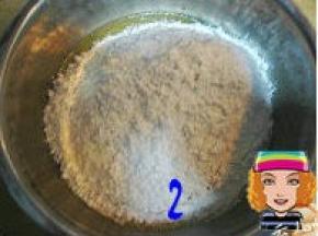 把过筛后的低粉加入到鸡蛋液中；