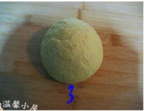 将面粉与蛋液混合揉成团，揉好的面团稍硬不粘手。因不同牌子的面粉吸水性会不同，要视情况来定，如果揉成的面团有些粘手，就再加入适量的低粉。这款磨牙棒的面团不能太软，要稍硬些才行。把揉好的面团放进保鲜袋，松驰半小时以上。松驰时间越长，面团相对就好擀些。我是晚上揉的面团，套上保鲜袋在冰箱冷藏了一夜。第二天取出回温半小时，然后开始擀面。