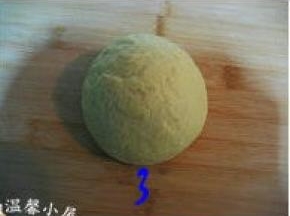 将面粉与蛋液混合揉成团，揉好的面团稍硬不粘手。因不同牌子的面粉吸水性会不同，要视情况来定，如果揉成的面团有些粘手，就再加入适量的低粉。这款磨牙棒的面团不能太软，要稍硬些才行。把揉好的面团放进保鲜袋，松驰半小时以上。松驰时间越长，面团相对就好擀些。我是晚上揉的面团，套上保鲜袋在冰箱冷藏了一夜。第二天取出回温半小时，然后开始擀面。