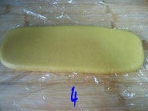 松驰好的面团擀成约1.5cm厚，宽约9cm的长方形。这步可将面团裹上保鲜膜比较好操作；