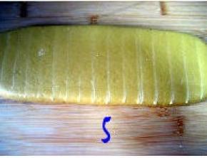 用尺子在面团上划出线条，每条相隔1.5cm；