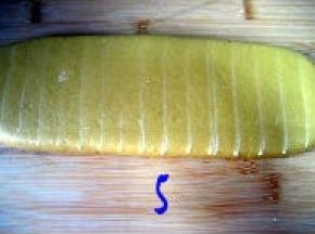 用尺子在面团上划出线条，每条相隔1.5cm；