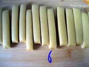 用刀切出饼干条，我切了16条，每条饼干长约9cm,宽和高为1.5cm；