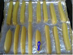 把切好的饼干条排入烤烤盘，表面刷上蛋液。如果刷蛋黄液，饼干颜色会更漂亮。

烤箱预热160度，烤盘放中层，上下火，烤25分钟，饼干底部上色后，将烤盘移到上层，转150度，接着烤15分钟，饼干表面烤成金黄色即可。温度和时间视自家烤箱情况掌握，不要照搬我的方法，烤的过程随时观察，最后将饼干上下全烤成黄色就熟啦。采取低温烘烤，是为了让饼干烤干烤透，这样才达到给宝宝磨牙的效果。