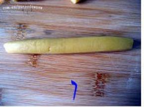 把每个饼干条用手稍稍搓圆，以免烤出的饼干棱角太硬，把宝宝弄伤；