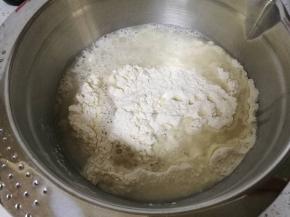 取一个面盆将面粉，食盐和清水混合