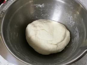 揉成面团后盖上保鲜膜放进冰箱冷藏松弛30分钟