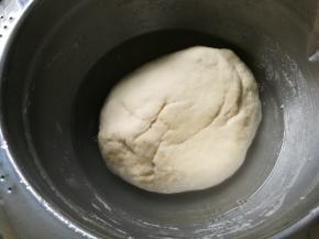 面盆内加入少量清水，大约加到面团的一半高