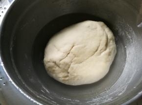 面盆内加入少量清水，大约加到面团的一半高