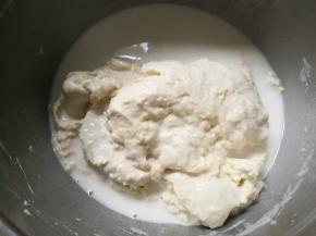 轻轻的揉搓面团，当盆里的水变成乳白色的时候倒出到另一个盆里，然后加入清水继续揉面团