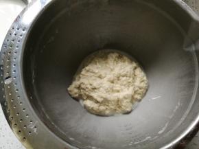 揉到最后面团变成絮状的时候就不用再揉了，絮状的面团就是面筋，用大火蒸30分钟就可以食用了