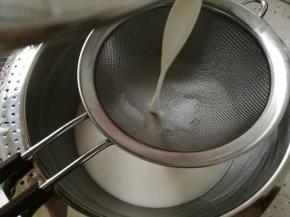 将洗出的面糊水过筛两遍，包上保鲜膜放在冰箱冷藏里耐心的等待淀粉沉淀