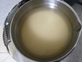 一个小时后沉淀完成，撇去上层的清水留下底下的淀粉糊