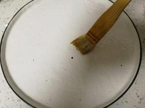 取一个盘子刷上色拉油