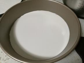 在披萨盘里加入适量的淀粉糊，不用太多刚好能铺完整个底部就好