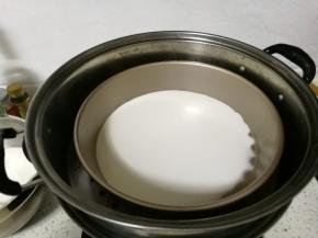 蒸锅里加入水，烧开后放入披萨盘蒸3～4分钟