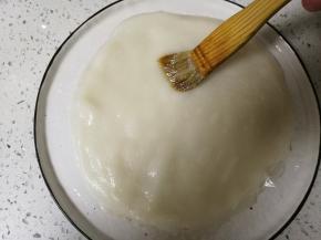 放在盘子里刷上色拉油，防止叠在一起的时候黏连