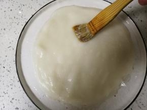 放在盘子里刷上色拉油，防止叠在一起的时候黏连