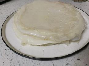 耐心的一锅又一锅的蒸，蒸了好厚一叠，吃的时候取几张切成宽条，加点蒜蓉拌上蔬菜丝和花生米，用调料和辣椒油调味即可食用