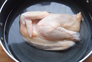 放进锅内，注入没过鸡肉2/3的清水