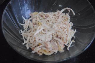 鸡肉取出撕成丝
