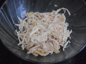 鸡肉取出撕成丝