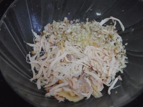 放入沙姜蒜末
