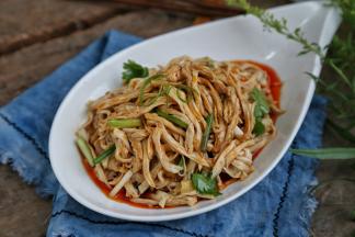 混合均匀即可试用，最后淋上辣椒红油哦~