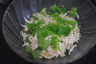 放入香菜葱花段