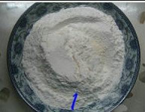 低粉+小苏打过筛，加入芝士粉混合均匀；