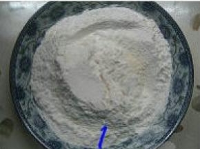低粉+小苏打过筛，加入芝士粉混合均匀；