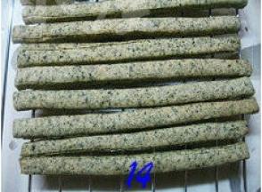 烤箱预热200度，上层，烤20分钟（温度视自家烤箱情况而定，我家的烤箱温度稍微偏低。烤制过程要随时观察，防止饼干烤过头）。