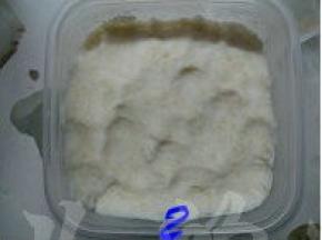 打出的豆浆过滤出豆渣，将滤出的豆渣稍稍挤水份，挤完的豆渣是湿润不稀的状态；