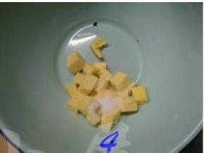 黄油室温下软化，加入糖和盐混合，稍稍搅拌下（黄油必须在室温下软化，太软的话做出的饼干会产生干粉的口感，融化成液态则无法打发）；