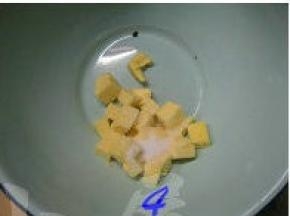 黄油室温下软化，加入糖和盐混合，稍稍搅拌下（黄油必须在室温下软化，太软的话做出的饼干会产生干粉的口感，融化成液态则无法打发）；